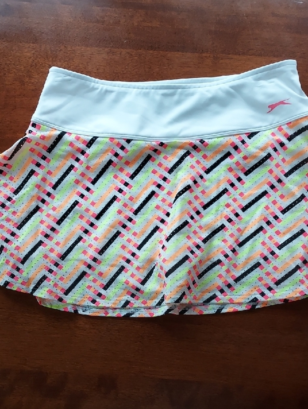 Slazenger Set White Sleeveless Golf Top with Neon Yellow Trim and Printed Skirt - Picture 4 of 6